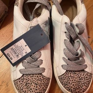 Universal thread shoes new